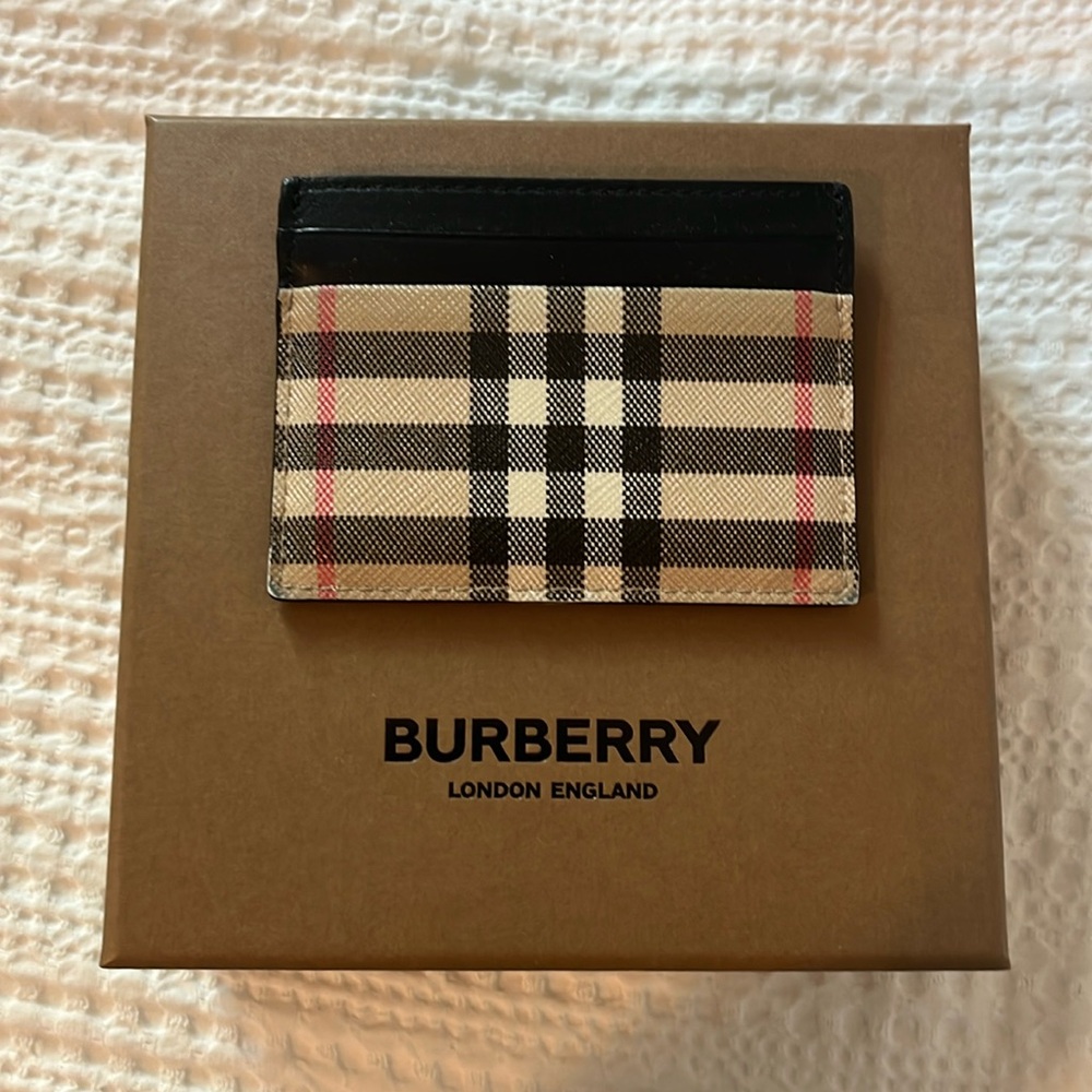 Burberry plaid cardholder 🤎🤎🤎